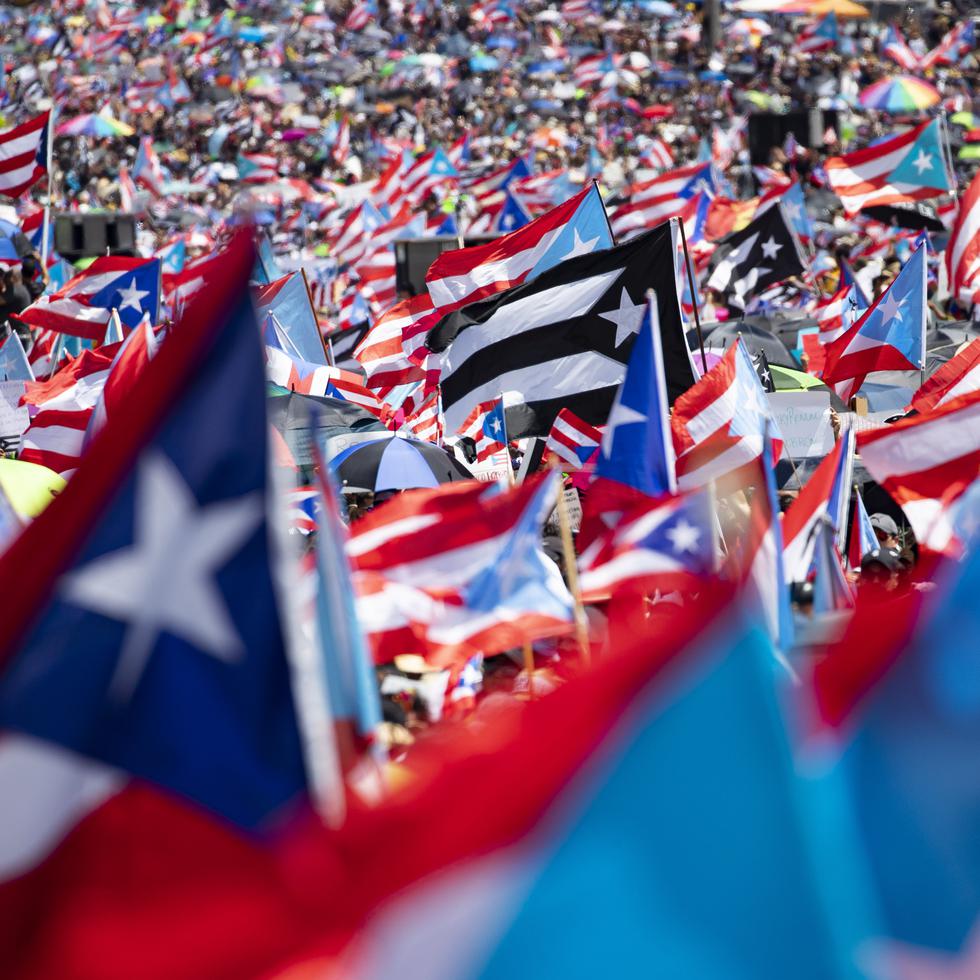 San Juan, Puerto Rico, Julio 22, 2019 - MCD - FOTOS para ilustrar una historia relacionada a la marcha en contra del gobernador Ricardo Rosselló debido a la controversia en el gobierno por asuntos de corrupción y el chat de Telegram - #RickyRenuncia #NiCorruptosNiCobardes. EN LA FOTO una vitsa de la manifestacíon en la que participaron miles y las banderas de Puerto Rico eran incontables.
FOTO POR:  tonito.zayas@gfrmedia.com
Ramon " Tonito " Zayas / GFR Media