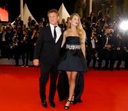 Sean Penn y su hija Dylan fueron los protagonistas este sábado de la alfombra roja del Festival de Cannes, donde aparecieron coordinados, en blanco y negro, para el pase de gala de su película, "Flag Day". EFE/EPA/IAN LANGSDON