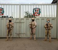 Militares dominicanos vigilan en el portón fronterizo con Haití hoy, en el paso ubicado en Dajabón (República Dominicana). EFE/Orlando Barría
