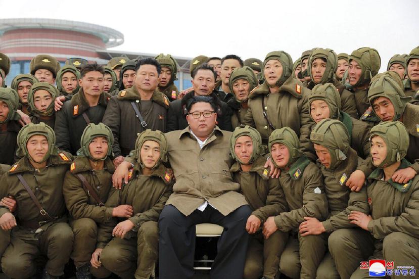 Kim Jong-un, al centro, posa con tiradores especializados y soldados de la fuerza aérea de Corea del Norte. (AP)