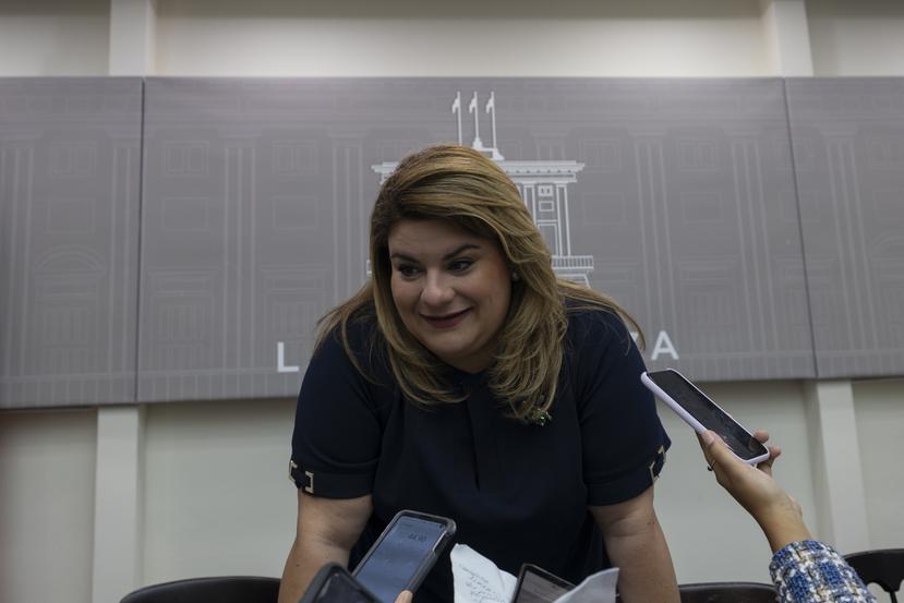 La comisionada residente en Washington, Jenniffer González, durante la conferencia de prensa en La Fortaleza.