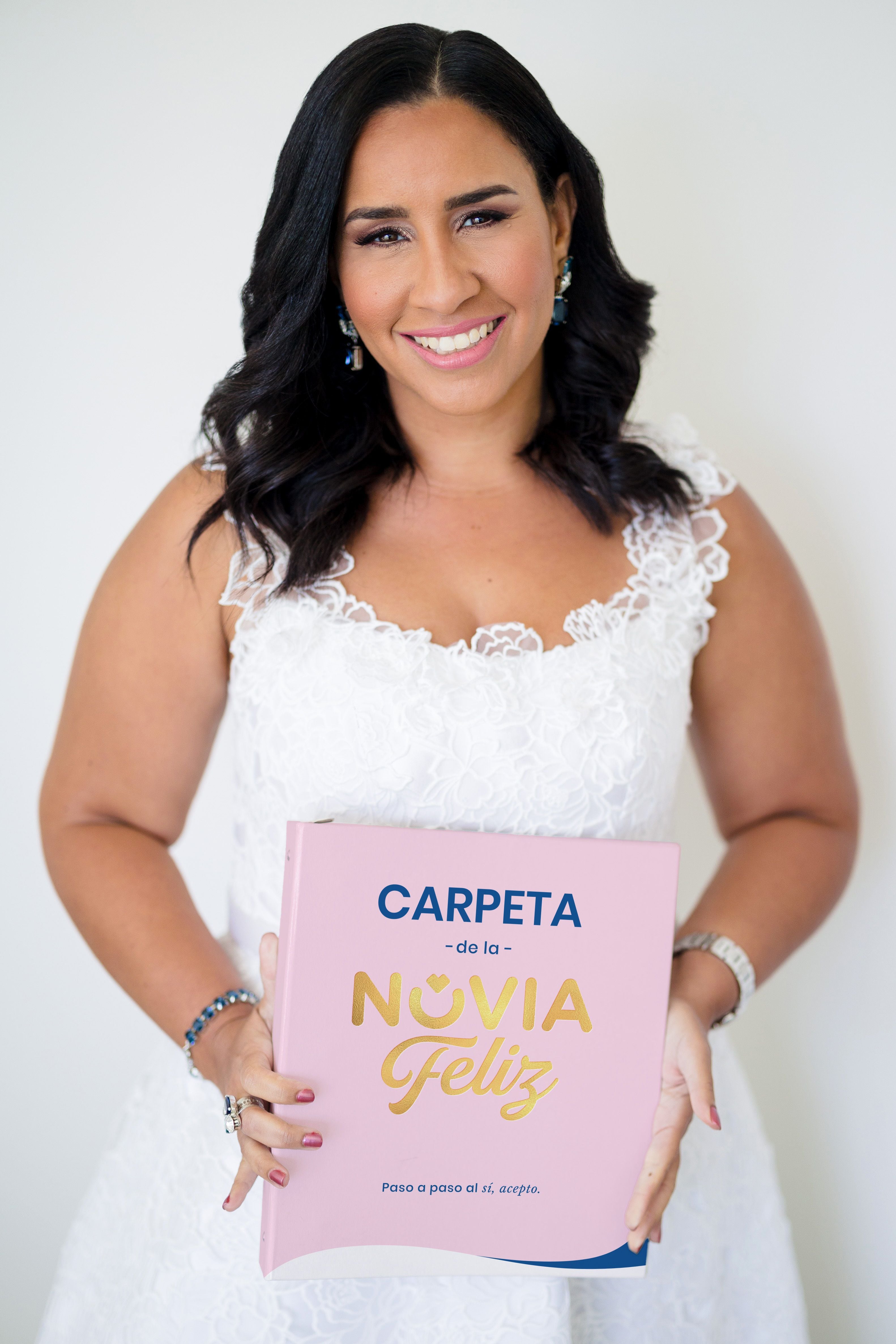 Ana Agosto presenta la “Carpeta de la novia feliz”