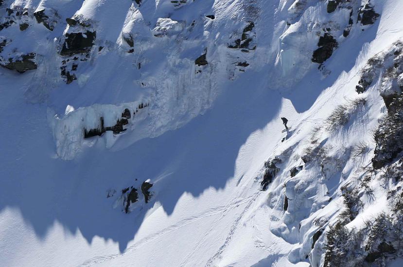 Parks Canada envío un helicóptero a sobrevolar la zona que detectó claras señales de avalanchas y equipo para escalar. (AP / Robert F. Bukaty)