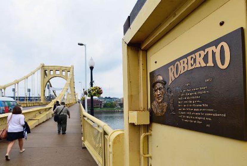  Esta placa a la entrada del puente Roberto Clemente cuenta el aprecio que siente Pittsburgh por el fenecido atleta boricua.&nbsp;<font color="yellow">(Enviado especial / Gerald López Cepero)</font>