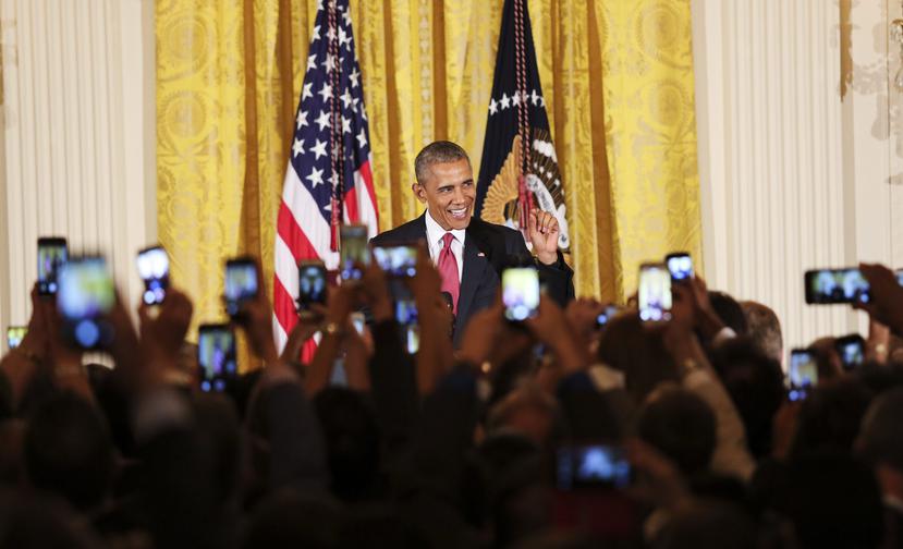 Barack Obama saluda a la multitud durante una recepción con motivo de la festividad del Cinco de Mayo en el salón Este de la Casa Blanca en Washington D.C. (EFE)