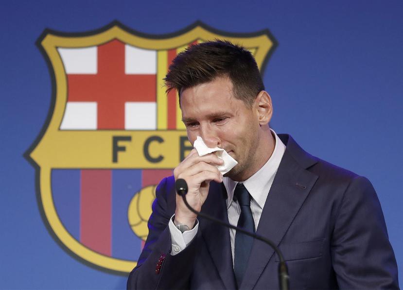 El delantero argentino Lionel Messi, se emociona durante su comparecencia este domingo en el Camp Nou para explicar su versión sobre su marcha del conjunto azulgrana, decisión que el club atribuye a razones "económicas y estructurales"