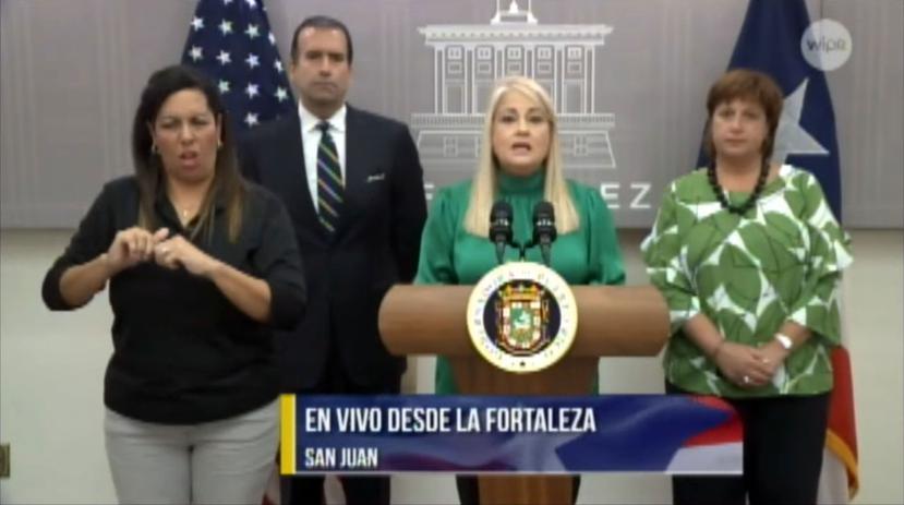 La gobernadora Wanda Vázquez Garced hizo el anuncio junto al presidente y la directora ejecutiva de la Junta, José B. Carrión y Natalie Jaresko. (GFR Media)
