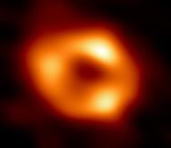 La primera imagen del agujero negro en la Vía Láctea fue obtenida por un equipo de investigación global, con observaciones de una red mundial de ocho radiotelescopios, que funciona como un telescopio virtual del tamaño de la Tierra. (Agencia EFE)