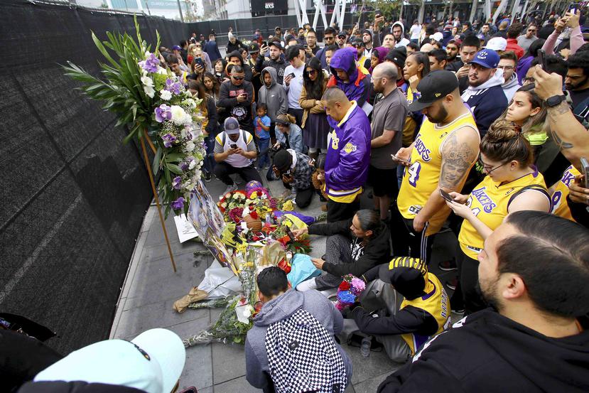 Afuera del Staples Center los aficionados han instalado altares en memoria de Kobe Bryant y de su hija, en los que llevan arreglos florales y muñecos de peluche en recuerdo de Gianna. (AP / Matt Hartman)