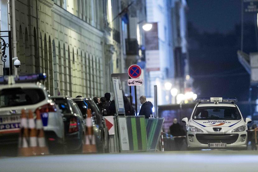 Agentes de Policía trabajan en la entrada posterior del Hotel Ritz tras un cuantioso robo, en París, Francia.