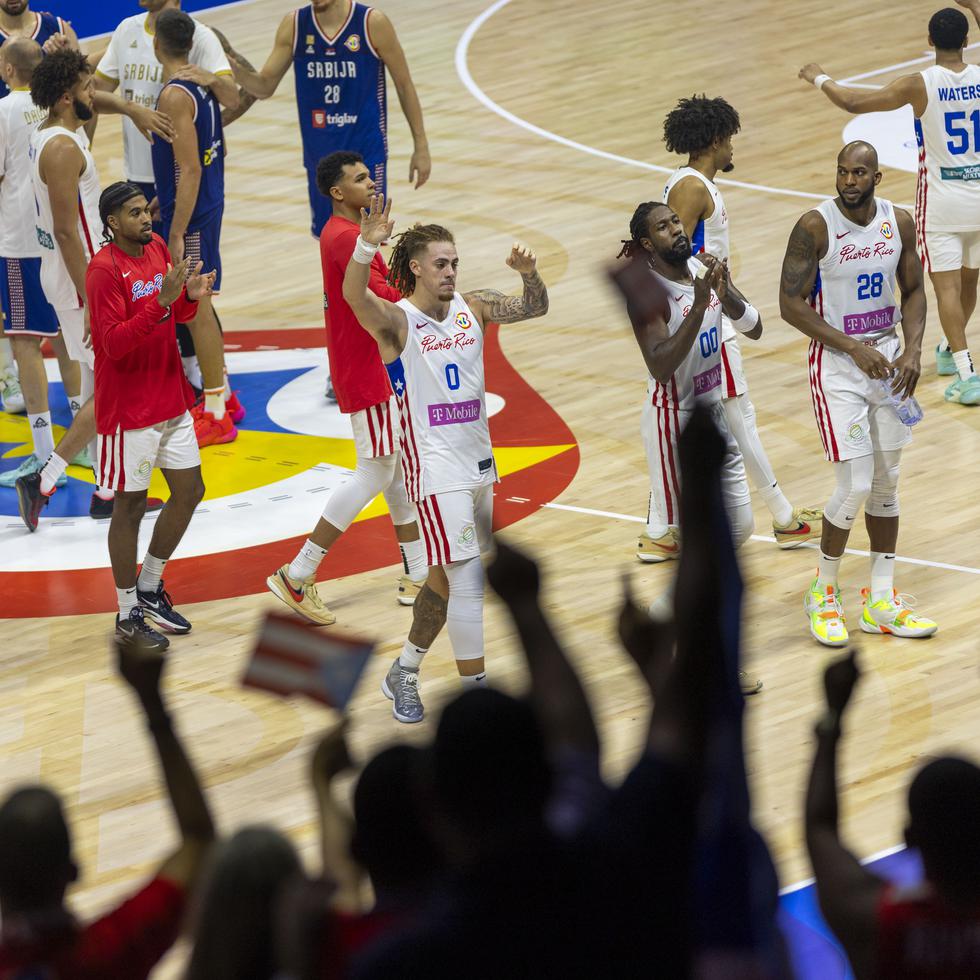 Los jugadores de Puerto Rico saludan al público tras el partido ante Serbia.