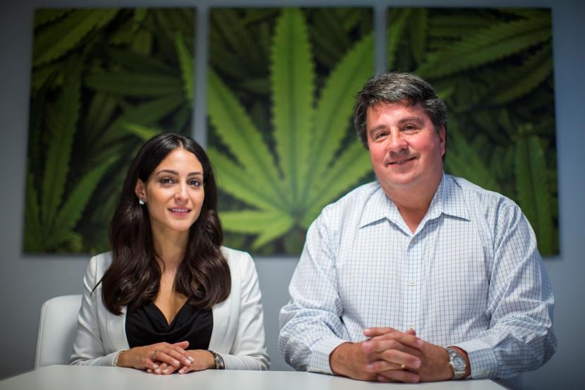 Desde la izquierda: Janet Ubiñas, co-propietaria de Cannassence, y Cristian Bernaschina, co-propietario del dispensario de cannabis medicinal en Hato Rey.