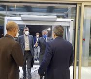 El director general del Organismo Internacional de Energía Atómica (OIEA), Rafael Mariano Grossi (segundo de la derecha) es recibido por el subdirector de la Organización para la Energía Atómica de Irán, Behrouz Kamalvandi (derecha) en Teherán.