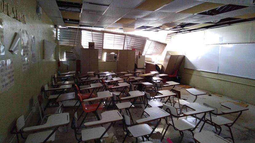 La escuela sufrió extensos daños  a causa del huracán María, por lo cual desde octubre los alumnos han asistido a clases en la escuela superior José Gautier Benítez. (Archivo / GFR Media)