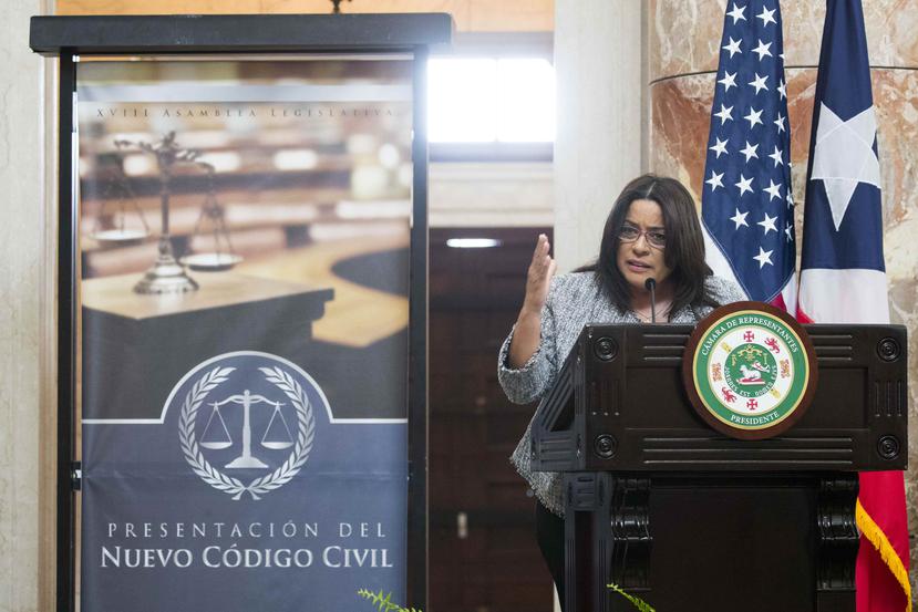 La presidenta de la Comisión cameral de lo Jurídico, María Milagros Charbonier, presenta el proyecto del nuevo Código Civil en la Rotonda del Capitolio.
