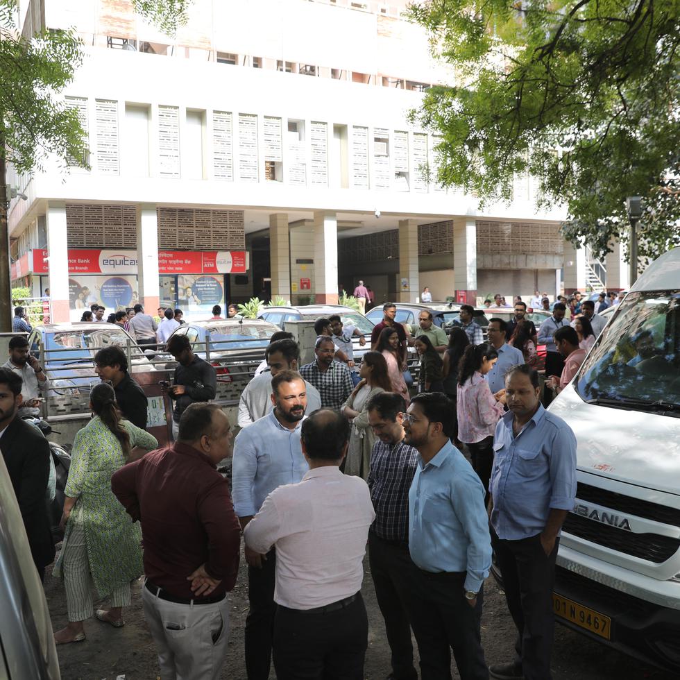 Gente fuera de sus oficinas después de sentir un terremoto en Nueva Delhi, India, el martes, 3 de octubre de 2023.