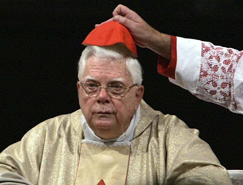 En medio de un escándalo contra el cardenal, incluidas algunas críticas poco comunes de sus propios sacerdotes, Law pidió renunciar y el papa lo autorizó. (AP)