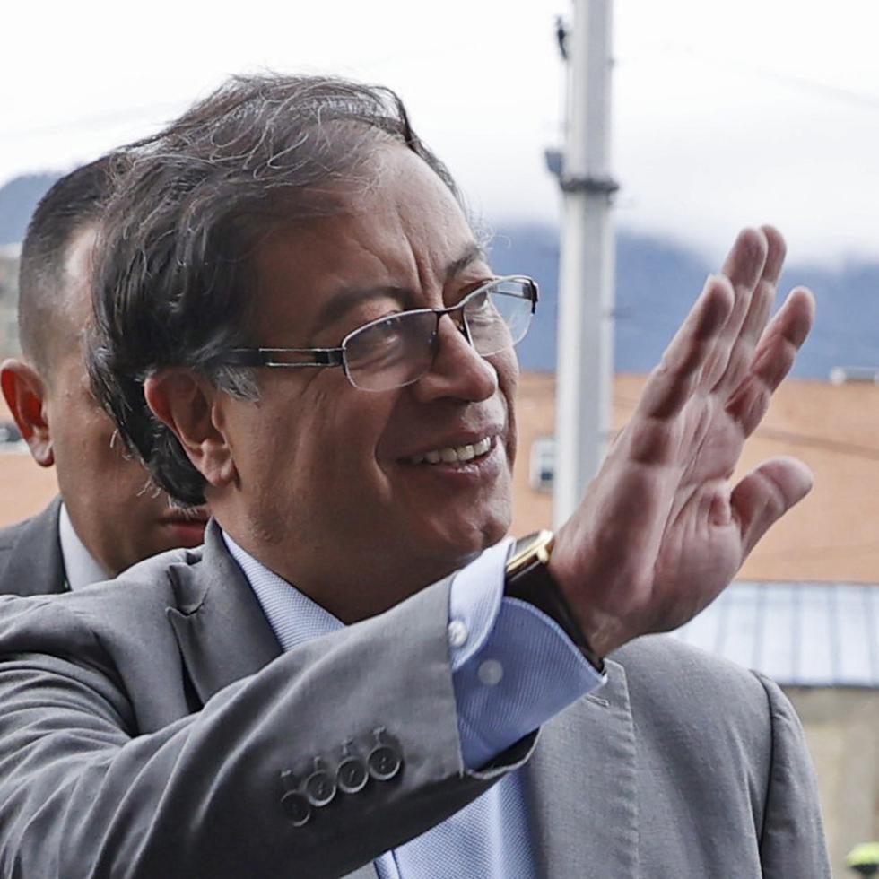 El candidato presidencial Gustavo Petro (c), del Pacto Histórico, asiste hoy, al "Debate decisivo", organizado por Prisa Media en Bogotá (Colombia). EFE/Mauricio Dueñas Castañeda
