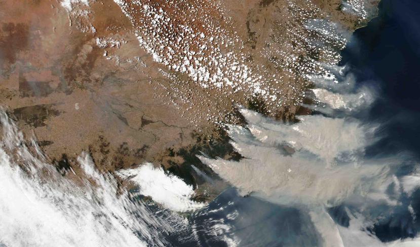 Esta imagen de satélite proporcionada por la NASA el sábado 4 de enero de 2020 muestra incendios forestales en Victoria y Nueva Gales del Sur, Australia. (NASA via AP)