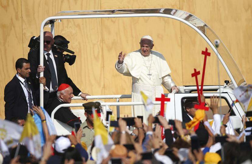 El papa Francisco llega para su primera misa campal al parque O'Higgins en Santiago, Chile (Natacha Pisarenko / AP).