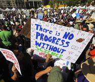 Miles de personas se reúnen en la Plaza Pershing, en el centro de Los Ángeles, como parte de las actividades de la Marcha por la Ciencia. (AP)