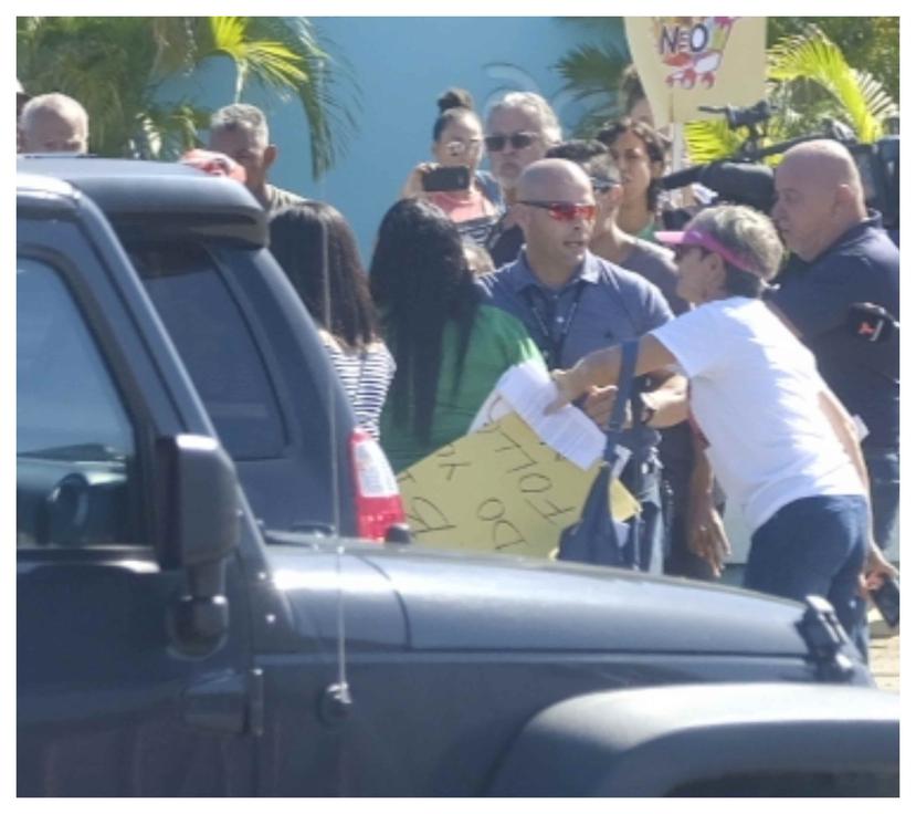 Uno de los manifestantes acusó a la gobernadora de llegar a Vieques “de una forma cobarde, escondiéndose de los residentes”.