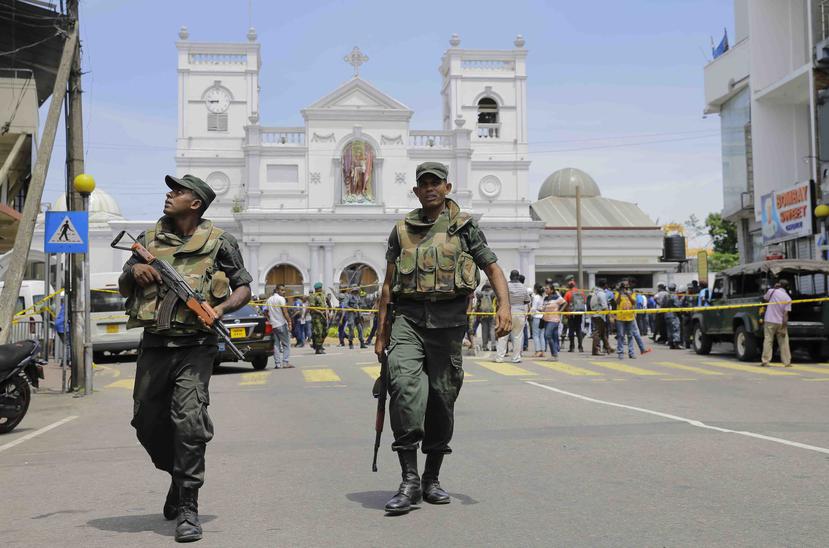 Los soldados del Ejército de Sri Lanka aseguran el área alrededor del Santuario de San Antonio después de una explosión en Colombo, el domingo 21 de abril de 2019. (AP / Eranga Jayawardena)