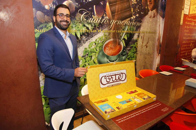 En la foto, Ignacio J. Cortés muestra los nuevos empaques para la línea de chocolates “Cortés Premium”. (Suministrada)
