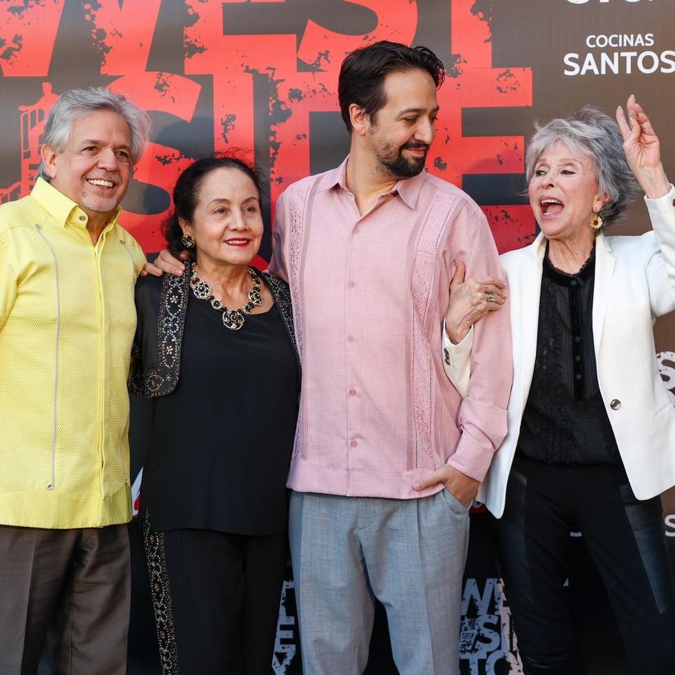 Luis A. Miranda Jr., su esposa, Luz Towns Miranda, y Lin-Manuel Miranda junto a Rita Moreno en la alfombra azul del musical "West Side Story".