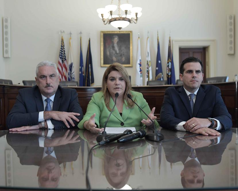 El gobernador de Puerto Rico, Ricardo Rosselló (d), la comisionada residente Jenniffer Gonzalez-Colón (c) y el presidente del Senado, Thomas Rivera-Schatz. (EFE)