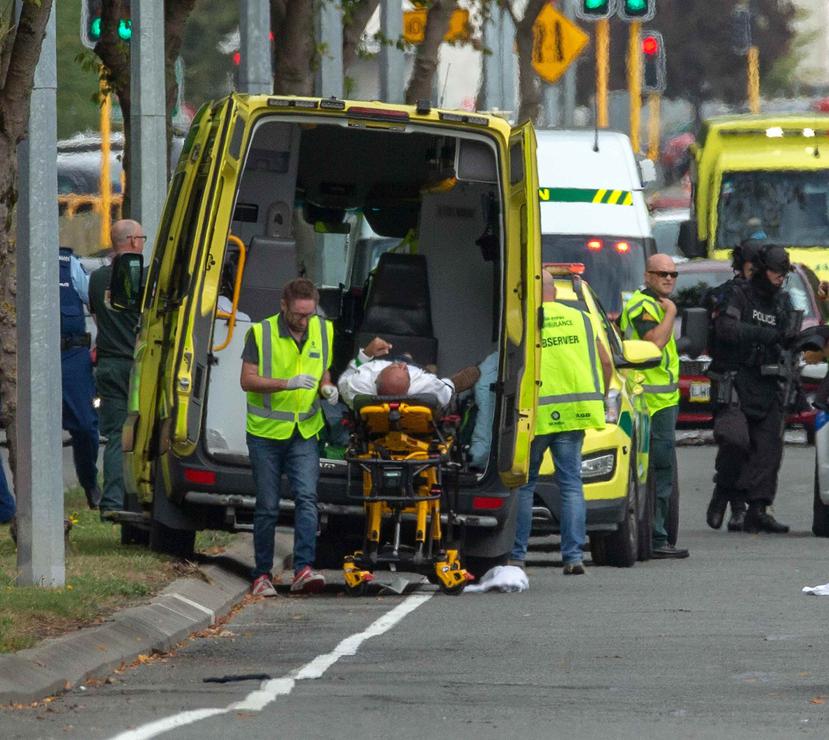 Una persona lesionada es subida en una ambulancia luego de un tiroteo que resultó en múltiples muertes y lesiones, este viernes en Masjid Al Noor en Deans Avenue, en Christchurch (Nueva Zelanda). (EFE/ Martin Hunter)