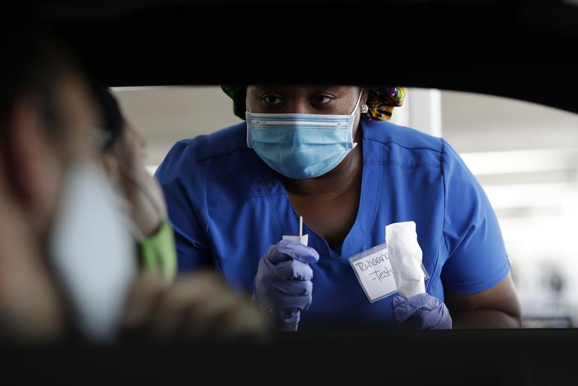 Una trabajadora de salud en Florida hace una prueba de COVID-19.