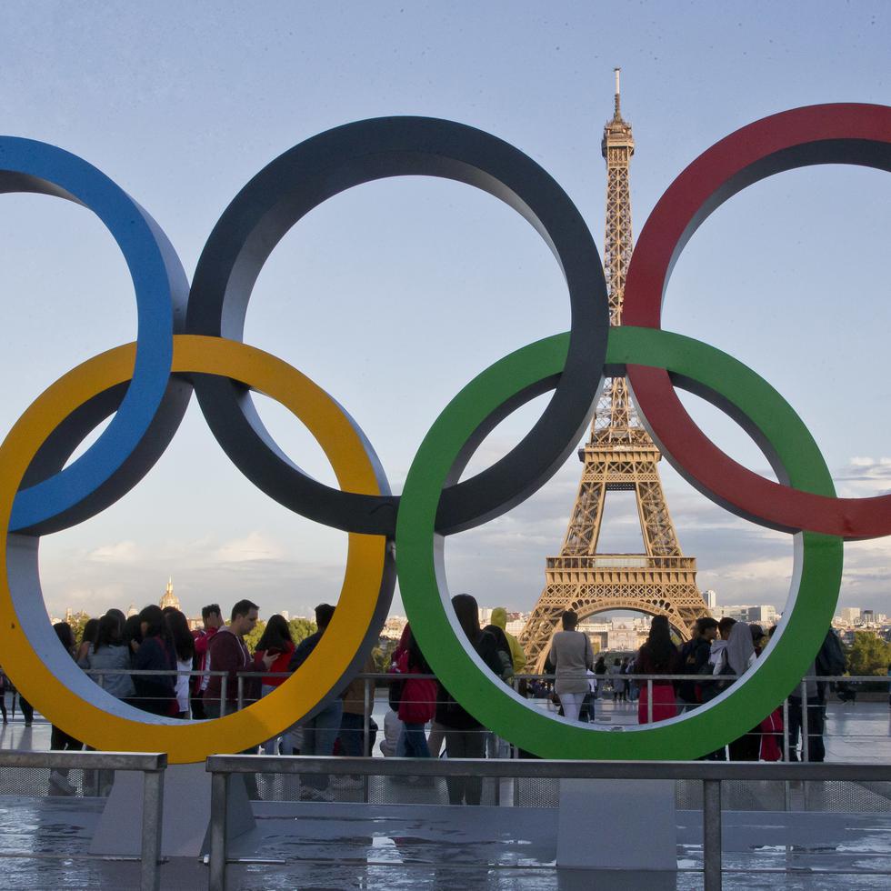 Los anillos olímpicos en la plaza Trocadero con vista a la Torre Eiffel.