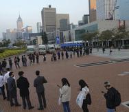 Residentes de Hong Kong hacen fila en el distrito comercial para hacerse una prueba de COVID-19.
