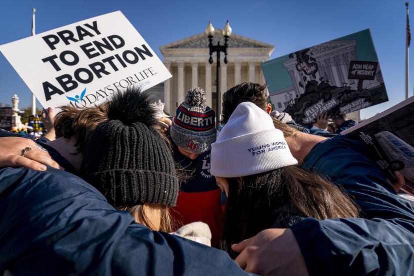 Un grupo de manifestantes contra el aborto se reúnen frente a la Corte Suprema de Estados Unidos en Washington.