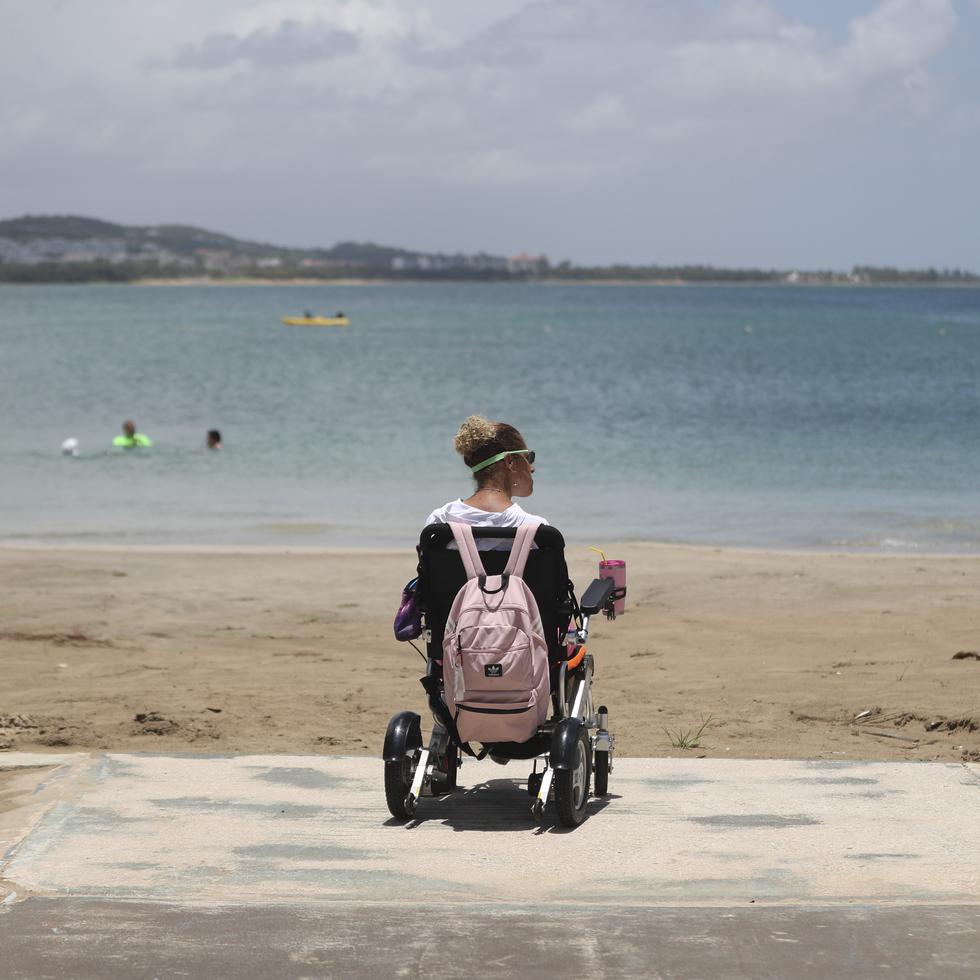 20210728, Luquillo
Reportaje sobre las oportunidades recreativas para personas discapacitadas. El proyecto Mar sin Barreras que se inaugur en 1995 en el balneario de Luquillo se abandon y Foundation Puerto Rico y SER de PR lo estarn reinaugurando el prximo sbado. En la foto, Karla Cardona, voluntaria en la rehabilitacin del proyecto.
(FOTO: VANESSA SERRA DIAZ
vanessa.serra@gfrmedia.com)

