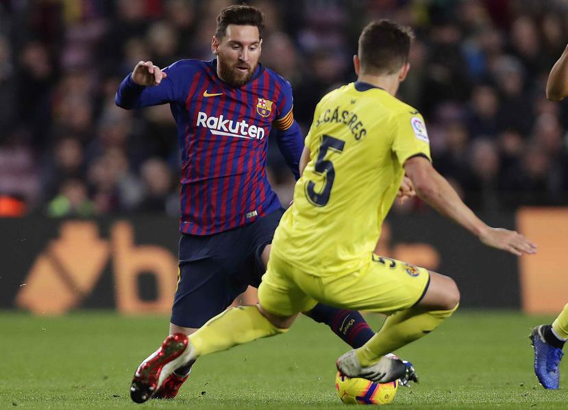 El argentino LIonel Messi, del Barcelona, disputa un balón con Santiago Cáseres, del Villarreal. (AP / Manu Fernández)