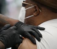 ARCHIVO - En esta foto del 10 de febrero del 2010, un hombre recibe la vacuna de coronavirus en Las Vegas. (AP Foto/John Locher)