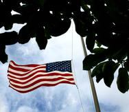 (Xavier J. Araujo/El Nuevo Dia/2004)06-Junio-2004 -- San Juan P.R. -- bandera estadounidense ondea a media asta en el capitolio esto tras la muerte del ex-presidente de los estados unidos ronald regan, quien fallecio a los 93 anos de edad.(Xavier J. Araujo/El Nuevo Dia/2004)