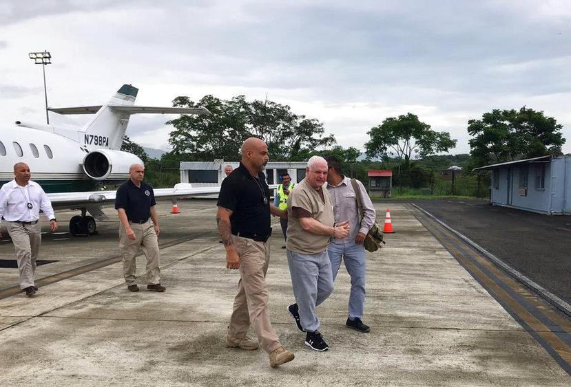 El expresidente panameño Ricardo Martinelli es escoltado al llegar al Aeropuerto Internacional de Tocumen en la ciudad de Panamá. (Ministerio de Seguridad de Panamá vía AP).