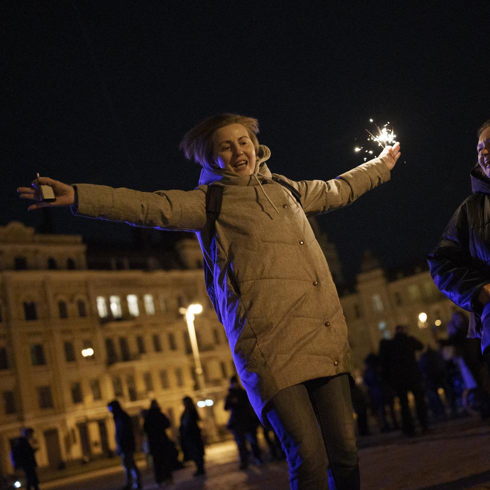 Dos ciudadanas celebran la llegada del año nuevo en Kiev, Ucrania, poco antes del toque de queda.