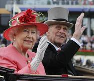 En esta foto del 6 de junio de 2011, la reina Elizabeth II de Inglaterra y el príncipe Philip llegan a un desfile del tradicionalmente conocido como Ladies Day, en el Hipódromo de Ascot, Inglaterra.