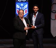 Javier Mojica recibe el premio del Comité Olímpico para el atleta masculino en el baloncesto de las manos del presidente de la Federación Puertorriqueña de Voleibol, César Trabanco.