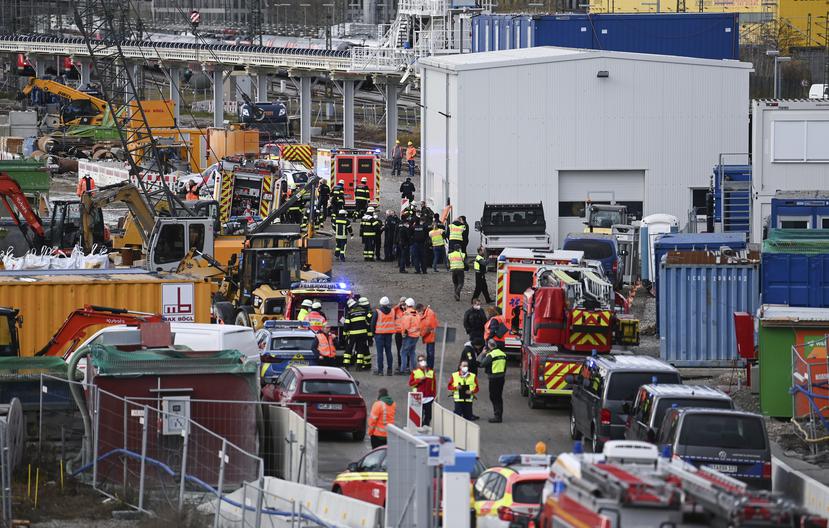 Despliegue de autoridades que acudieron a atender la emergencia por la explosión de una bomba en Alemania.