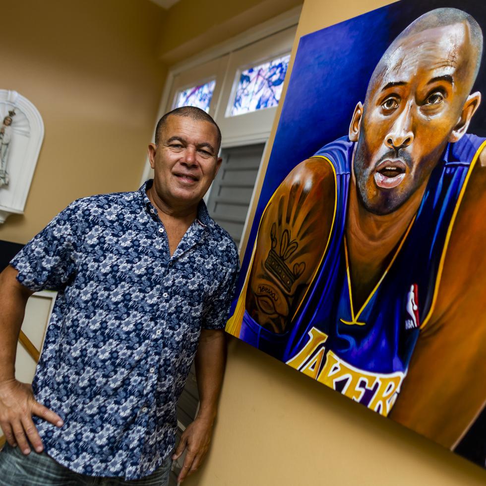 Juan Maldonado junto a una de sus pinturas del baloncelista ya fallecido Kobe Bryant.
