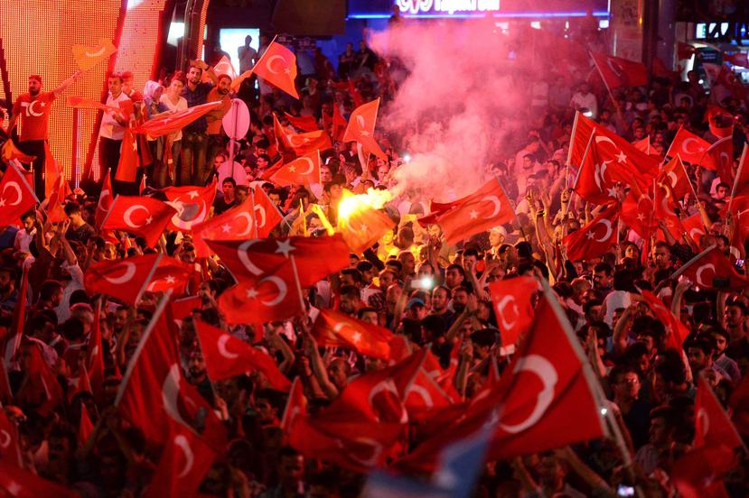Cientos de personas sostienen banderas turcas durante una manifestación en contra del fallido golpe de estado en Ankara, Turquía. (EFE)