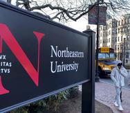 Foto de archivo muestra a estudiantes mientras caminan en el campus de la Universidad Northeastern, en Boston.