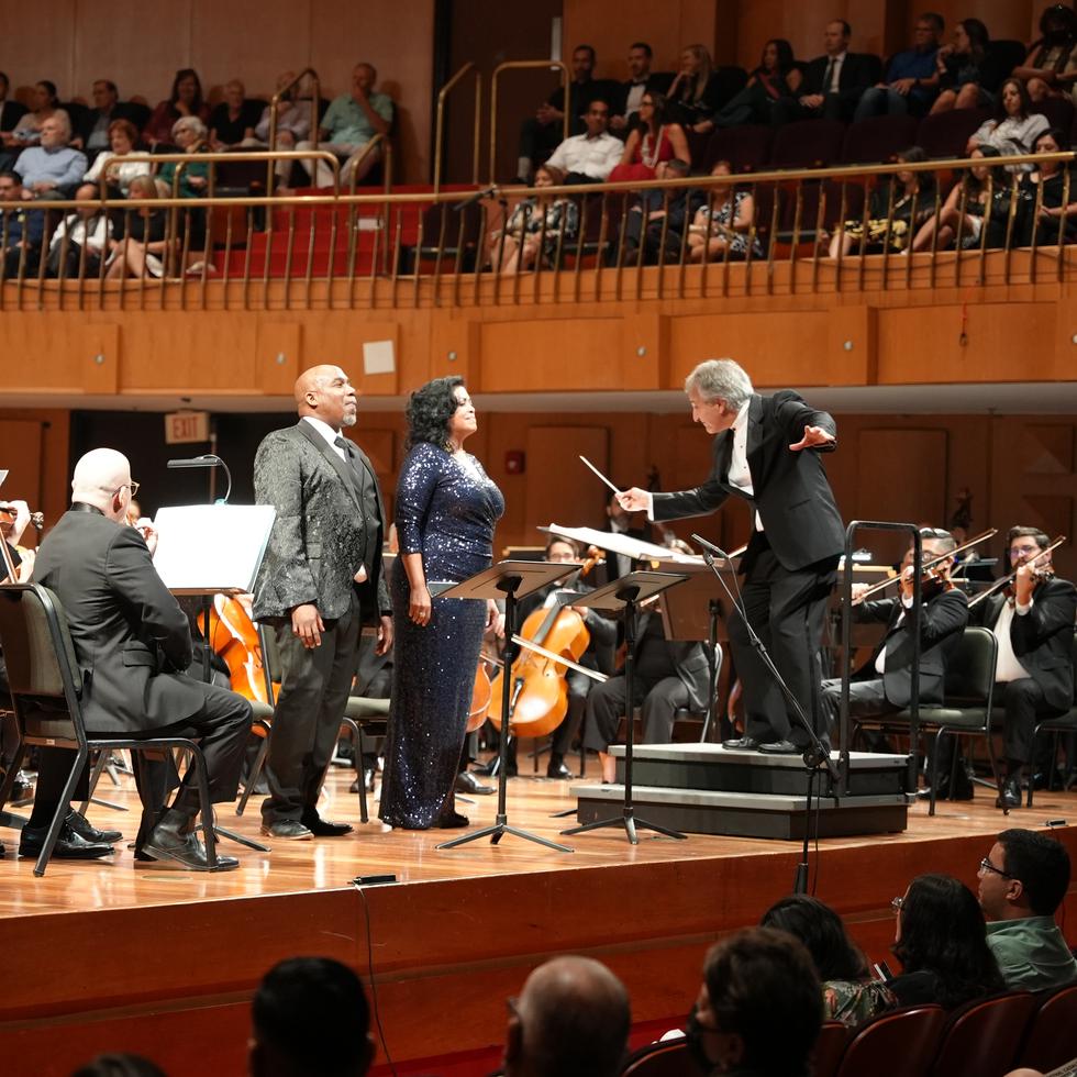 El barítono Erick McKeever, la soprano Melba Ramos y el director invitado, Fabio Mechetti, durante el concierto de clausura del Festival Casals 2023, en la Sala Sinfónica del Centro de Bellas Artes de Santurce.