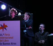 La expresidenta de Brasil Dilma Rousseff (i) participa en la Feria del Libro de Buenos Aires, en Argentina (EFE/Javier Caamaño).