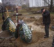 Oleg, de 56 años, llora a su madre Inna, de 86, fallecida en la guerra contra Rusia en Bucha, a las afueras de Kiev, el 10 de abril de 2022.